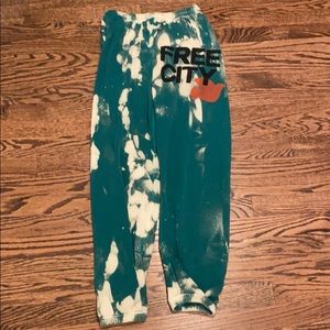 Tye dye free city sweatpants 💚🤍🧡